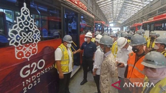 Wakil Menteri Badan Usaha Milik Negara (BUMN) II, Kartika Wirjoatmodjo (berbaju biru tua) dan rombongan mencoba bus listrik E-Inobus buatan PT INKA dalam kunjungan kerjanya di  Madiun, Jawa Timur, Senin (29/8/2022). [ANTARA/Louis Rika].