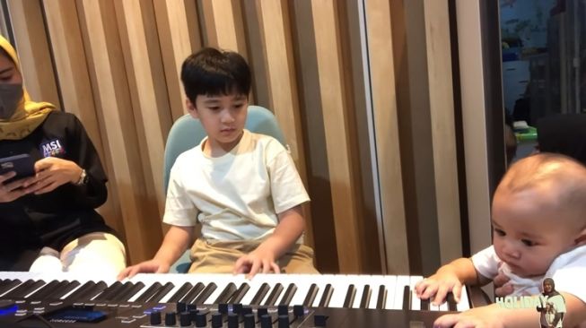 Momen Rafathar Ajari Mbak Lala Main Piano (YouTube Rans Entertainment)