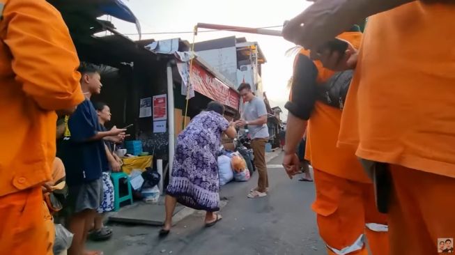 Momen Baim Wong di lokasi kebakaran (YouTube/Baim Paula)