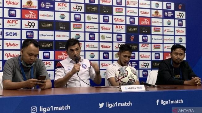 Pelatih Arema FC Eduardo Almeida (kedua kiri) pada saat memberikan keterangan kepada media usai pertandingan melawan Persija Jakarta, di Stadion Kanjuruhan, Kabupaten Malang, Jawa Timur, Minggu (28/8/2022). (ANTARA/Vicki Febrianto)