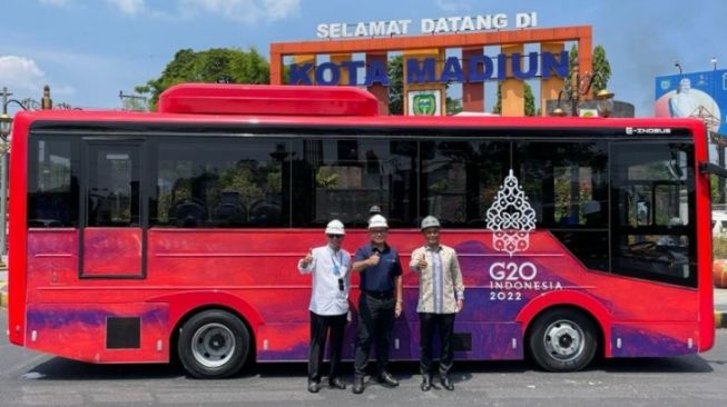 Ki-ka: Direktur Utama PT Industri Kereta Api/INKA (Persero) Budi Noviantoro, Wakil Menteri BUMN Kartika Wirjoatmodjo, dan Komisaris Utama PT VKTR Teknologi Mobilitas (VKTR) Anindya Bakrie, berpose di samping Bus Listrik E-Inobus, di Madiun, Senin (29/8/2022). PT VKTR, anak usaha PT Bakrie & Brothers Tbk (BNBR) dan PT INKA sepakat membangun aliansi strategis membangun ekosistem transportasi berbasis listrik di Indonesia [ANTARA/HO-VKTR].