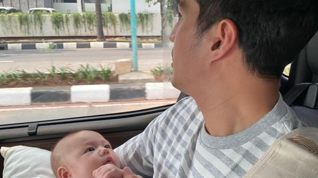 Potret Marcel Chandrawinata Momong Anak (Instagram/deasypriscilla)