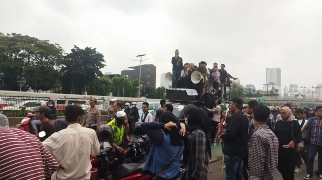 Sempat Bentrok dengan Polisi di Depan Gedung DPR, Massa HMI Akhirnya Membubarkan Diri dengan Tertib