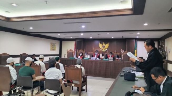 Sempat Ikut Memukuli, Pria Ini Malah Berbalik Lindungi Ade Armando Usai Dengar Teriakan "Islam bukan Pembunuh"