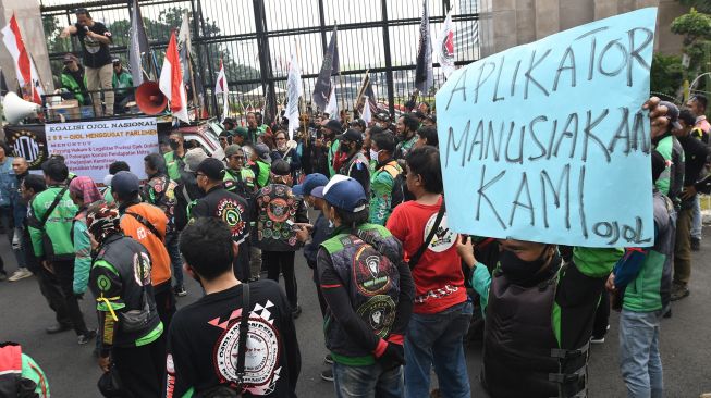 Sejumlah pengemudi layanan ojek daring berunjuk rasa di depan kompleks parlemen, Senayan, Jakarta, Senin (29/8/2022). ANTARA FOTO/Aditya Pradana Putra