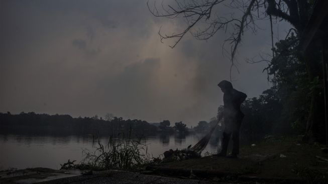 Awan mendung di kawasan Situ Cikaret, Cibinong, Kabupaten Bogor, Jawa Barat, Senin (29/8/2022). ANTARA FOTO/Yulius Satria Wijaya