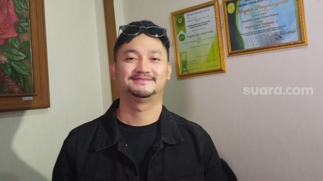 Angga Wijaya Pamer Foto Pelukan dengan Wanita, Gak Mau Kalah karena Dewi Perssik Dilamar Pilot?