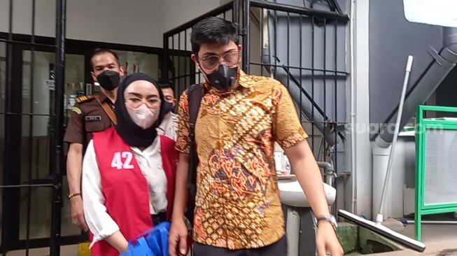 Medina Zein didampingi suami sekaligus pengacaranya, Lukman Azhari [Suara.com/Rena Pangesti]