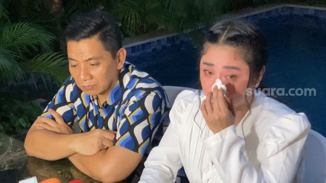 While crying, Dewi Perssik accompanied by her lawyer, Sandy Arifin, discussed her divorce with Angga Wijaya in the Pejaten area, South Jakarta, Monday (29/8/2022). [Adiyoga Priyambodo/Suara.com]