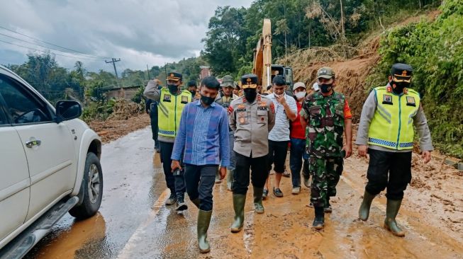 Tinjau Longsor dan Banjir di Toba, Kapolda Sumut Minta Pemerintah Rapatkan Barisan Atasi Kesulitan Masyarakat