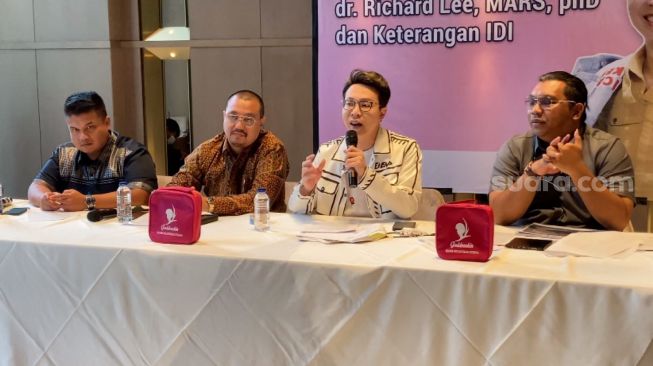 Dokter Richard Lee di kawasan Kuningan, Jakarta (29/8/2022) [Suara.com/Adiyoga Priyambodo]