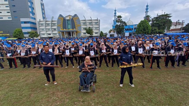 Lestarikan Budaya Banyumasan, 3.000 Mahasiswa Baru UMP Bunyikan Kentongan Bersama, Pecahkan Rekor Muri