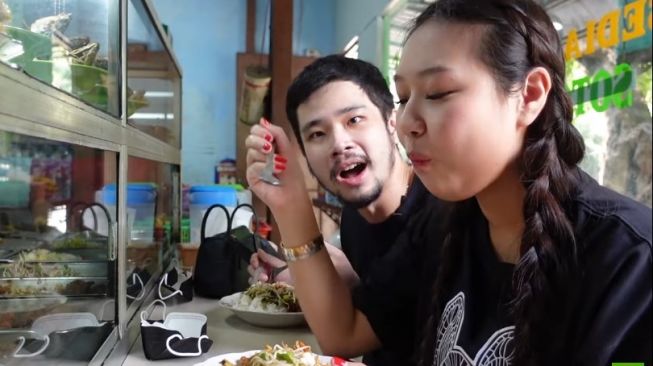 Sisca Kohl dan Jess No Limit makan di warteg. [YouTube Jess No Limit]