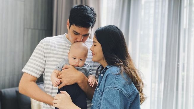 Potret Marcel Chandrawinata Momong Anak (Instagram/deasypriscilla)