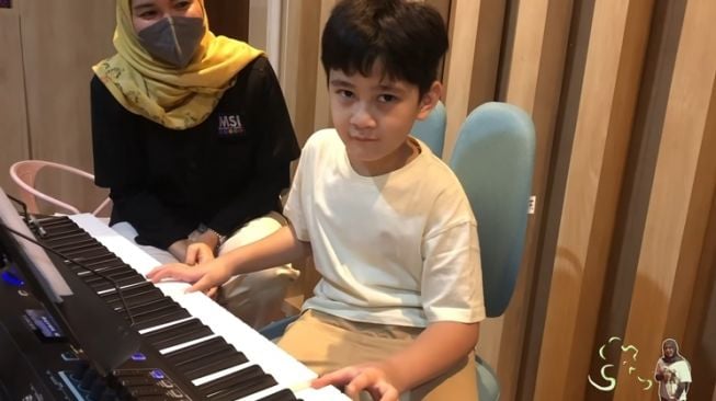 Momen Rafathar Ajari Mbak Lala Main Piano (YouTube Rans Entertainment)