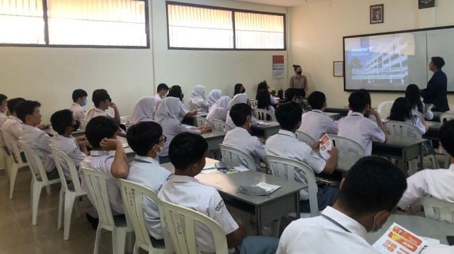 Jababeka Morotai Bersama President University Berikan 250 Anak Berprestasi dari Indonesia Timur