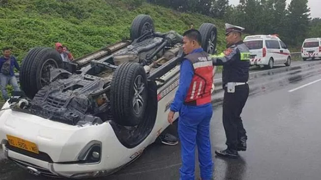 Bawa 5 Penumpang, Toyota Fortuner Nomor Plat Kuning Terbalik di Jalan yang Licin dan Basah Tol Pekanbaru-Dumai, Diduga Sopirnya Ngebut