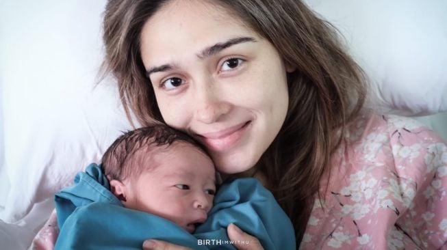 Potret Yasmine Wildblood Melahirkan Anak Ketiga (instagram/@yaswildblood)