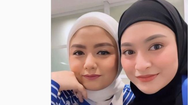 Dikira Saudara, Tika Ramlan Adu Cantik Bareng Nathalie Holscher