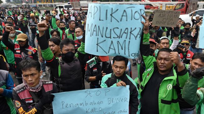 Sejumlah pengemudi layanan ojek daring berunjuk rasa di depan kompleks parlemen, Senayan, Jakarta, Senin (29/8/2022). ANTARA FOTO/Aditya Pradana Putra