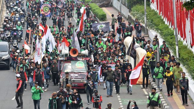 Sejumlah pengemudi layanan ojek daring berunjuk rasa di depan kompleks parlemen, Senayan, Jakarta, Senin (29/8/2022). ANTARA FOTO/Aditya Pradana Putra