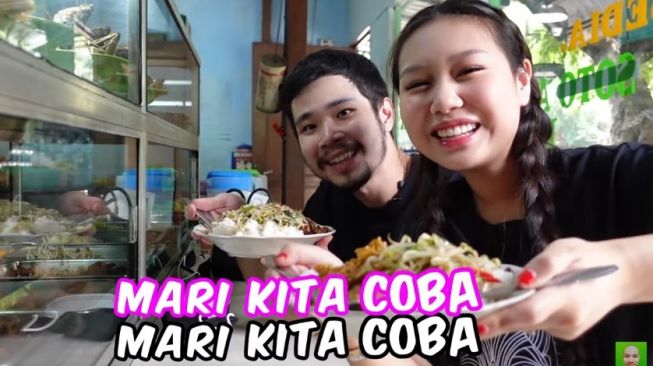 Sisca Kohl dan Jess No Limit makan di warteg. [YouTube Jess No Limit]