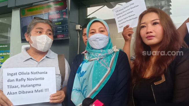 Perwakilan 179 korban Korban Olivia Nathania melakukan gugatan perdata sebesar Rp8,1 terhadap Oi dan ibunya, Nia Daniaty di Pengadilan Negeri Jakarta Selatan, Senin (29/8/2022). [Rena Pangesti/Suara.com]