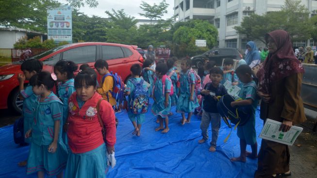 Sejumlah siswa TK Pembangunan Laboratorium UNP di evakuasi sementara di luar bangunan setelah terjadi gempa di Padang, Sumatera Barat, Senin (29/8/2022).  ANTARA FOTO/Iggoy el Fitra