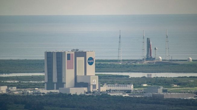 Penampakan Roket Artemis 1 Misi ke Bulan Menghadapi Badai, Menjelang Peluncuran