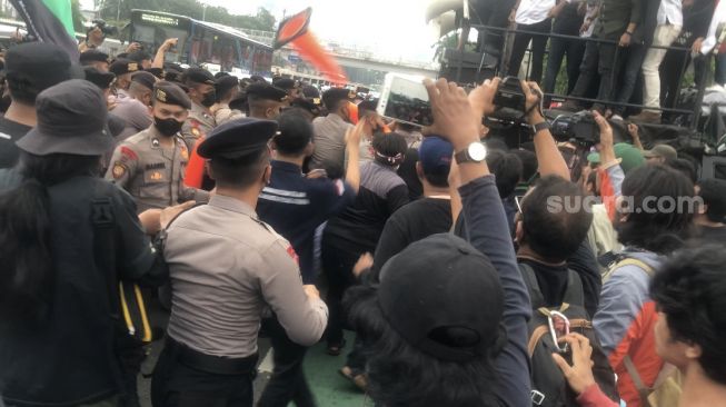 Gegara Blokir Jalan saat Demo di DPR, Massa HMI dan Polisi Terlibat Bentrok