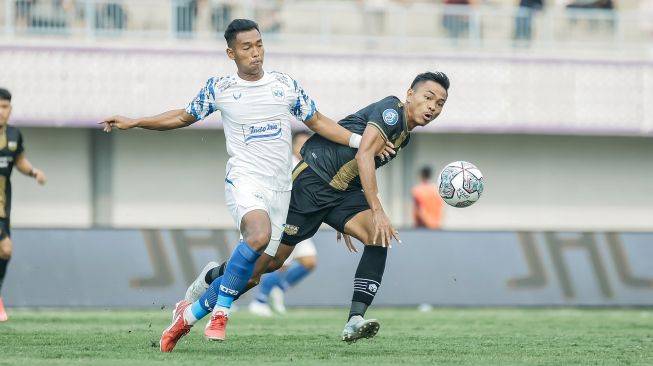 Striker PSIS Semarang, Andreas Chrismanto Ado berebut bola dengan gelandang Dewa United, Asep Berlian dalam lanjutan pekan ketujuh BRI Liga 1 2022/2023 di Stadion Indomilk Arena, Tangerang, Senin (29/8/2022). [Dok PSIS Semarang]