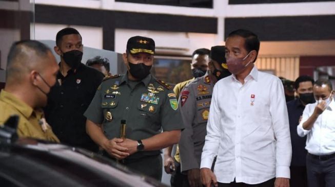 Presiden Joko Widodo atau Jokowi tiba di Bandara Internasional Sentani, Kabupaten Jayapura. (Lukas - Biro Pers Sekretariat Presiden).
