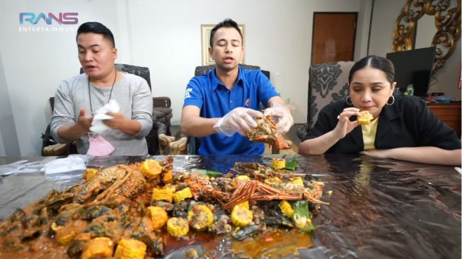 Tak Bisa Santap Lobster karena Rayyanza Sedang Alergi, Nagita Slavina Minta Raffi Ahmad Mukbang Lobster 4 Kg!