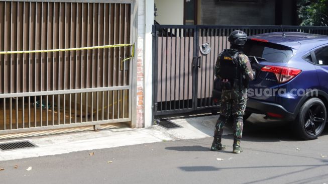 Sejumlah anggota Brimob berjaga di sekitar rumah dinas Irjen Ferdy Sambo, Duren Tiga, Pancoran, Jakarta Selatan, Selasa (30/8/2022).  [Suara.com/Alfian Winanto]