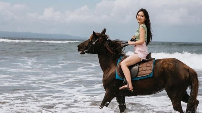 Potret Natasha Wilona Naik Kuda di Pantai (Instagram/@natashawilona12)