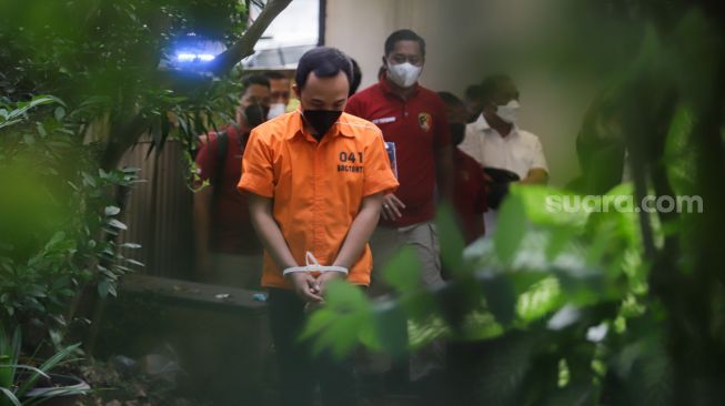 Tersangka Brigadir Ricky Rizal saat rekonstruksi pembunuhan Brigadir J di rumah dinas Ferdy Sambo di Kompleks Polri, Duren Tiga, Jakarta Selatan, Selasa (30/8/2022). [Suara.com/Alfian Winnato,]