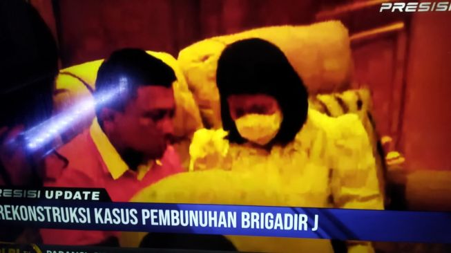Ferdy Sambo dan Putri Candrawathi saat menjalani rekonstruksi pembunuhan Brigadir J. (bidik layar video Youtube Polri TV)