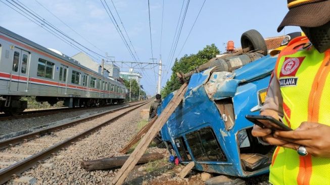 Kronologi Angkutan Kota Tertabrak KRL di Kota Bogor, Polisi: Angkot Diduga Rem Blong