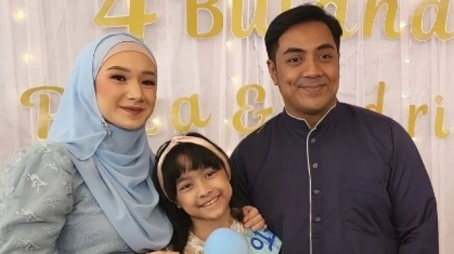 Ustaz Riza Muhammad sama-sama istrinya, Indri Giana serta sang anak [Instagram/@ustdzrizamuhammad]