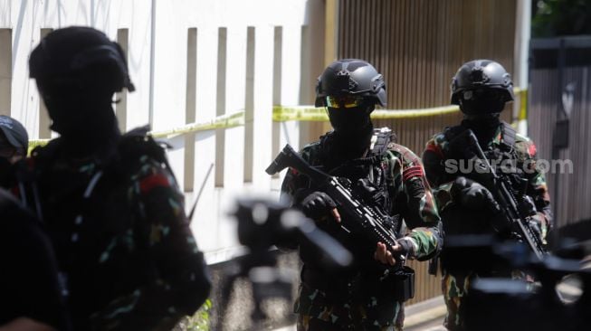 Sejumlah anggota Brimob berjaga di sekitar rumah dinas Irjen Ferdy Sambo, Duren Tiga, Pancoran, Jakarta Selatan, Selasa (30/8/2022).  [Suara.com/Alfian Winanto]