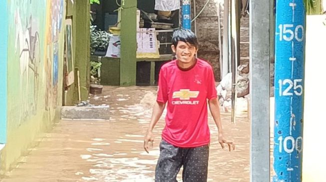 Jelang Subuh, Banjir Terjang Permukiman Kebon Pala, Warga: Kiriman dari Bogor dan Depok