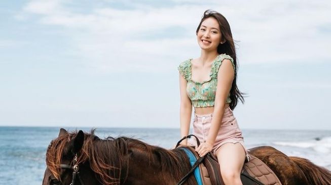 Potret Natasha Wilona Naik Kuda di Pantai (Instagram/@natashawilona12)