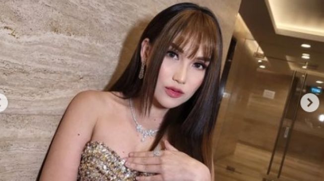 Pedangdut Ayu Ting Ting saat memamerkan rambut terbarunya (instagram.com/ayutingting92)