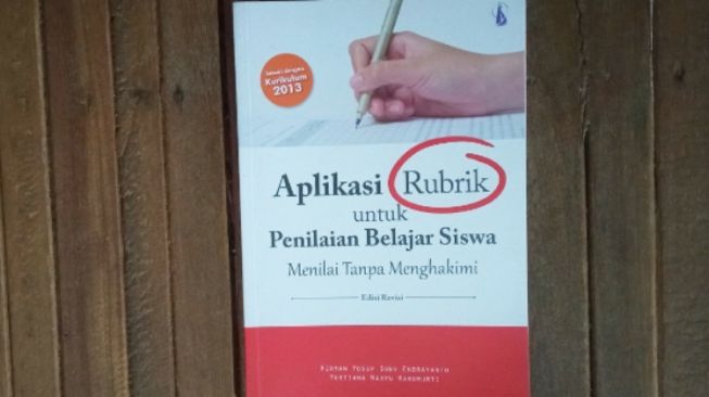 Ulasan Buku 'Aplikasi Rubrik untuk Penilaian Belajar Siswa, Menilai Tanpa Menghakimi'