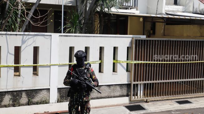 Sejumlah anggota Brimob berjaga di sekitar rumah dinas Irjen Ferdy Sambo, Duren Tiga, Pancoran, Jakarta Selatan, Selasa (30/8/2022).  [Suara.com/Alfian Winanto]