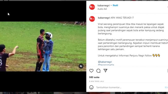 Seorang Perempuan Datangi Suaminya di Tengah Lapangan Saat Pertandingan Bola Tarkam, Warganet: Suami Takut Istri