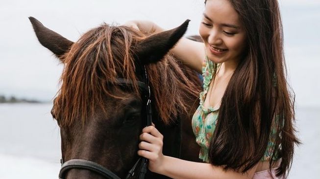 Potret Natasha Wilona Naik Kuda di Pantai (Instagram/@natashawilona12)