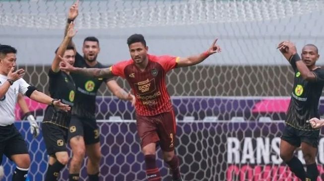 Penyerang RANS Nusantara FC, Wander Luiz merayakan golnya ke gawang Barito Putera. [KanalKalimantan.com]