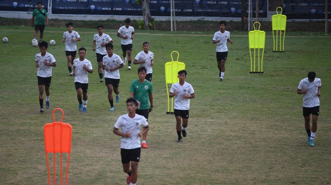 Sejumlah pesepak bola Timnas Indonesia U-19 berlatih di Lapangan ABC, Senayan, Jakarta, Selasa (30/8/2022).  ANTARA FOTO/Akbar Nugroho Gumay