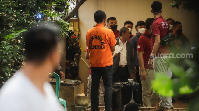 Tersangka Brigadir Ricky Rizal saat rekonstruksi pembunuhan Brigadir J di rumah dinas Ferdy Sambo di Kompleks Polri, Duren Tiga, Jakarta Selatan, Selasa (30/8/2022). [Suara.com/Alfian Winnato,]